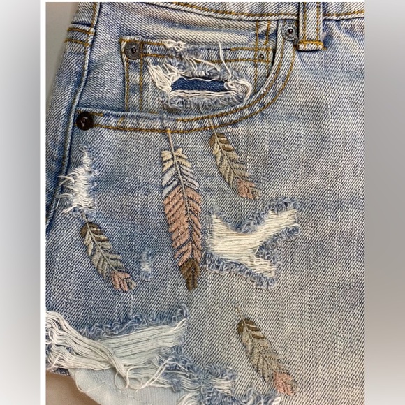 American Eagle Denim Shorts Distressed Embroidered Feathers Light Wash Size 4 - Picture 4 of 9